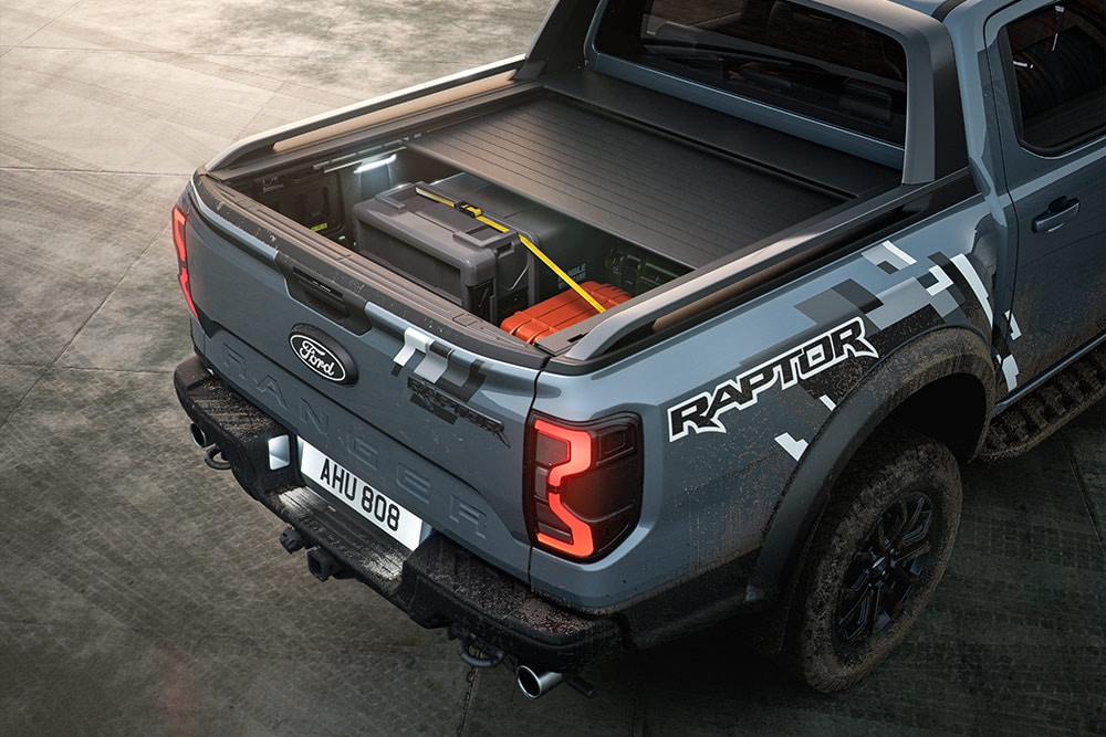 Vista posteriore di un Ranger Raptor blu parcheggiato, che mostra l'avvolgibile elettrico.