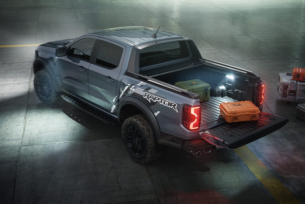 Vista posteriore di un Ford Ranger Raptor che mostra l'illuminazione esterna Zone Lighting del veicolo.