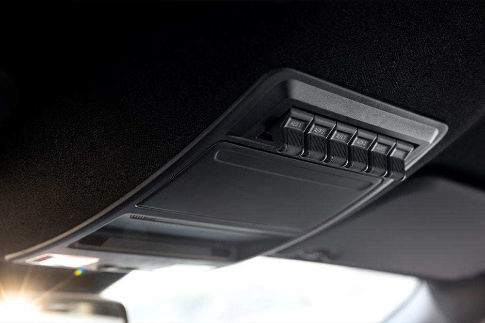 Primo piano degli interruttori upfitter di un Ford Ranger Raptor.