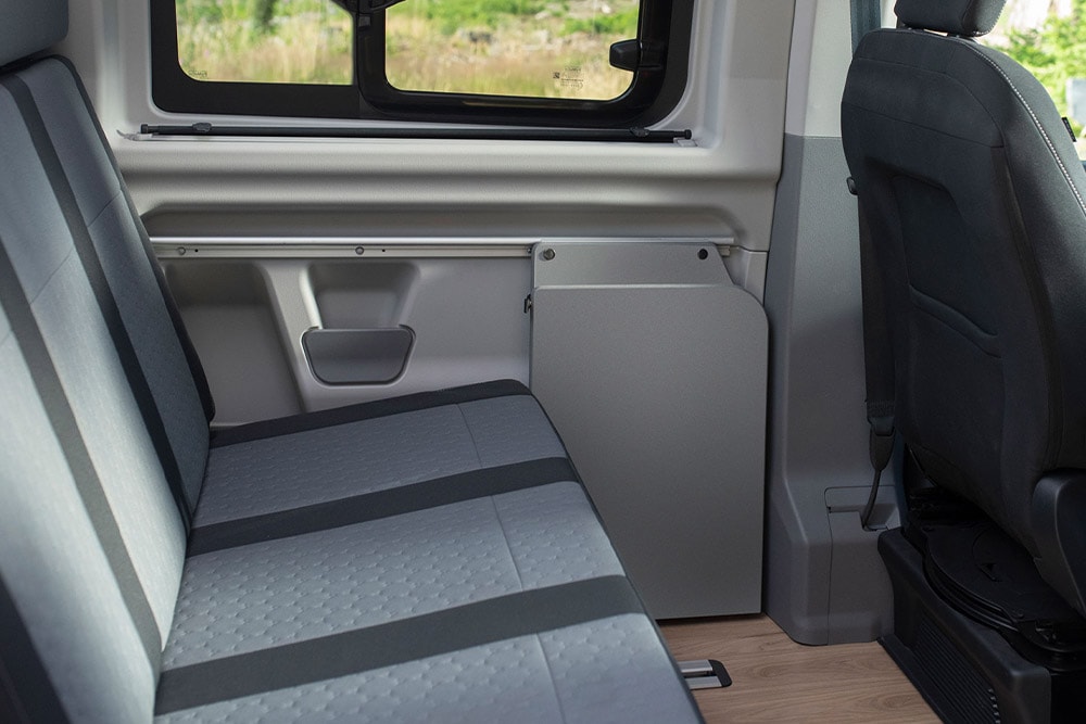 Panca riscaldata e adattabile della seconda fila, di colore grigio, in un Ford Transit Custom Nugget.