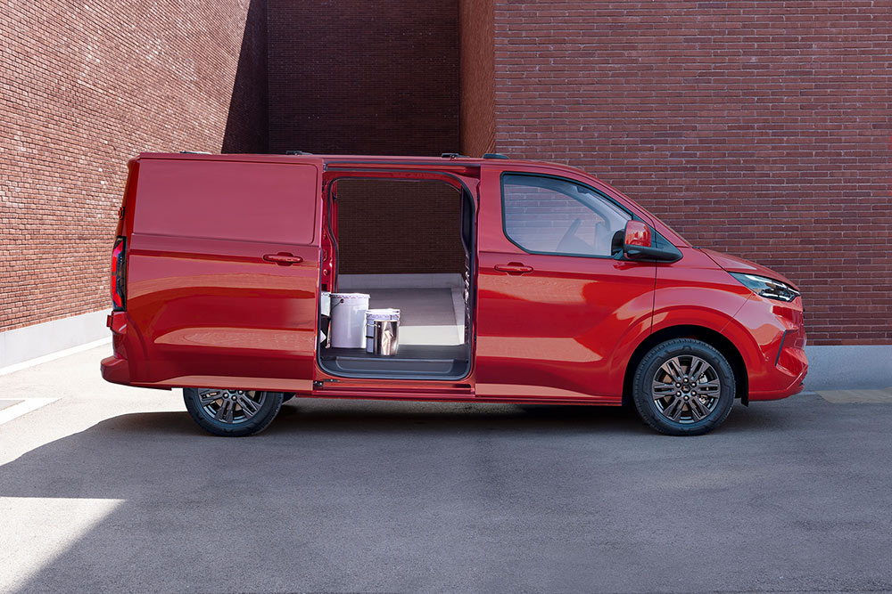 Un furgone Ford Transit Custom rosso con portiere aperte e vista sugli interni.