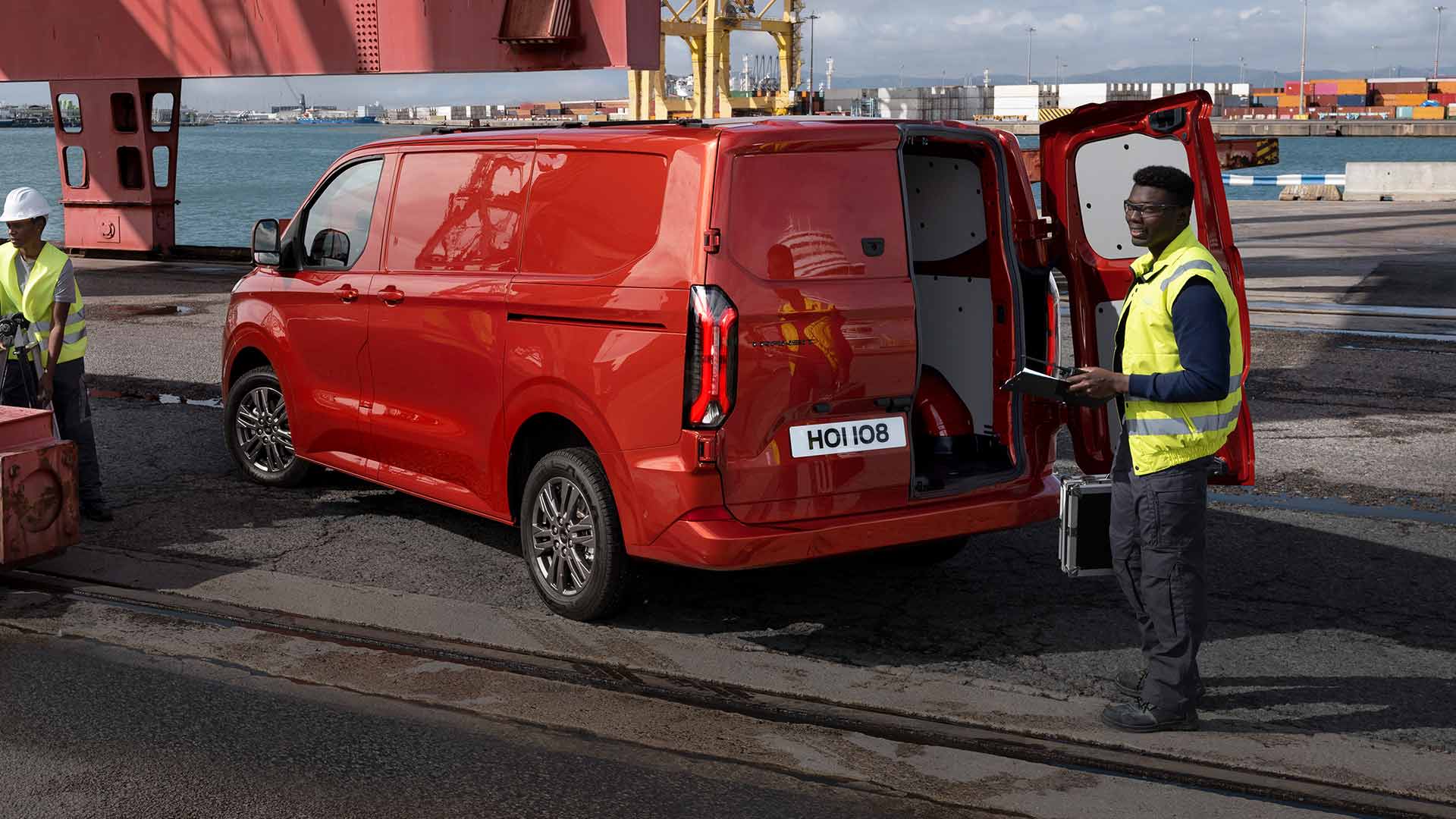 Un furgone Ford Transit Custom rosso al molo.