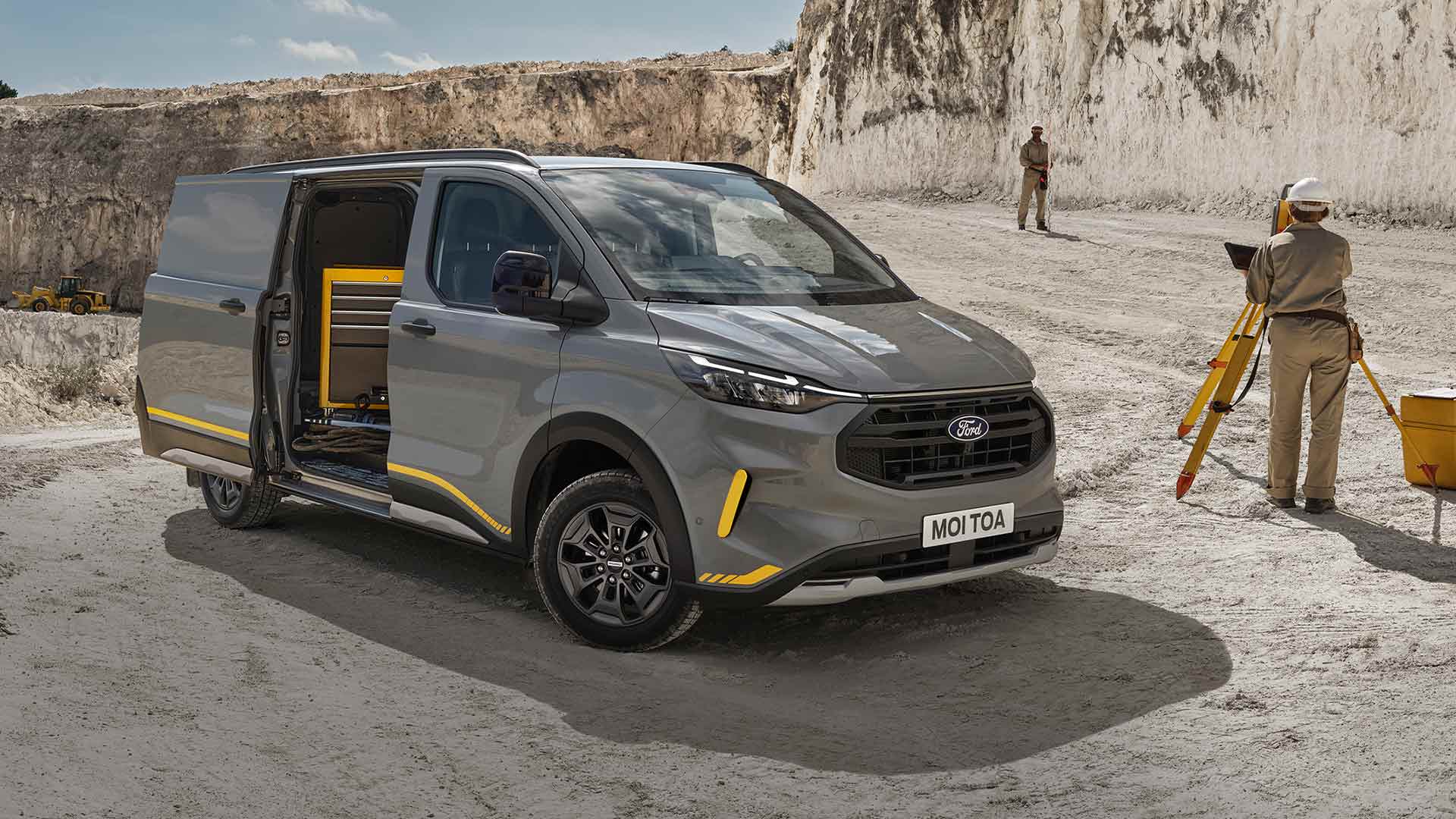Un furgone Ford Transit Custom Trail grigio in una cava.