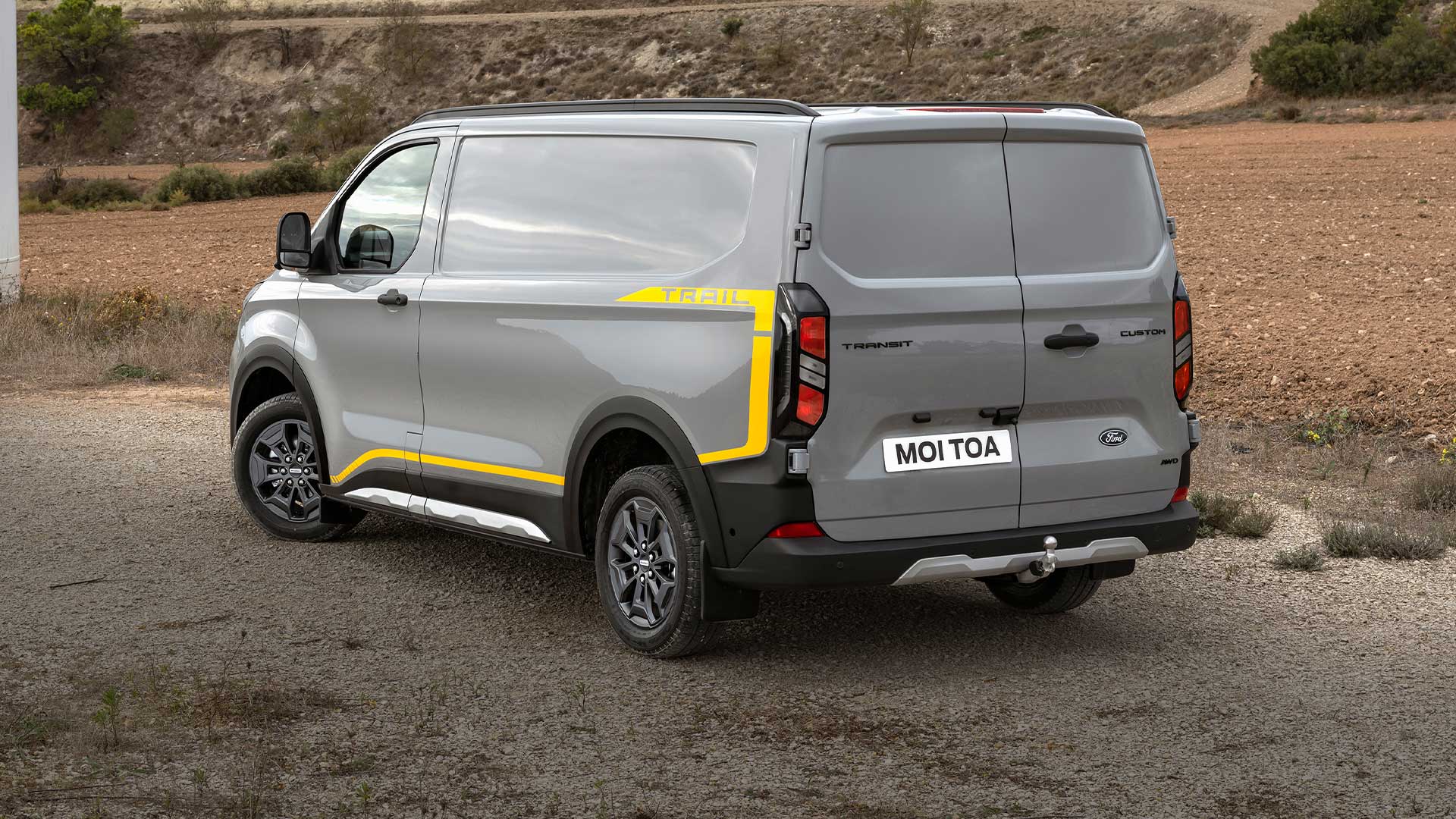 Vista posteriore di un furgone Ford Transit Custom Trail grigio.