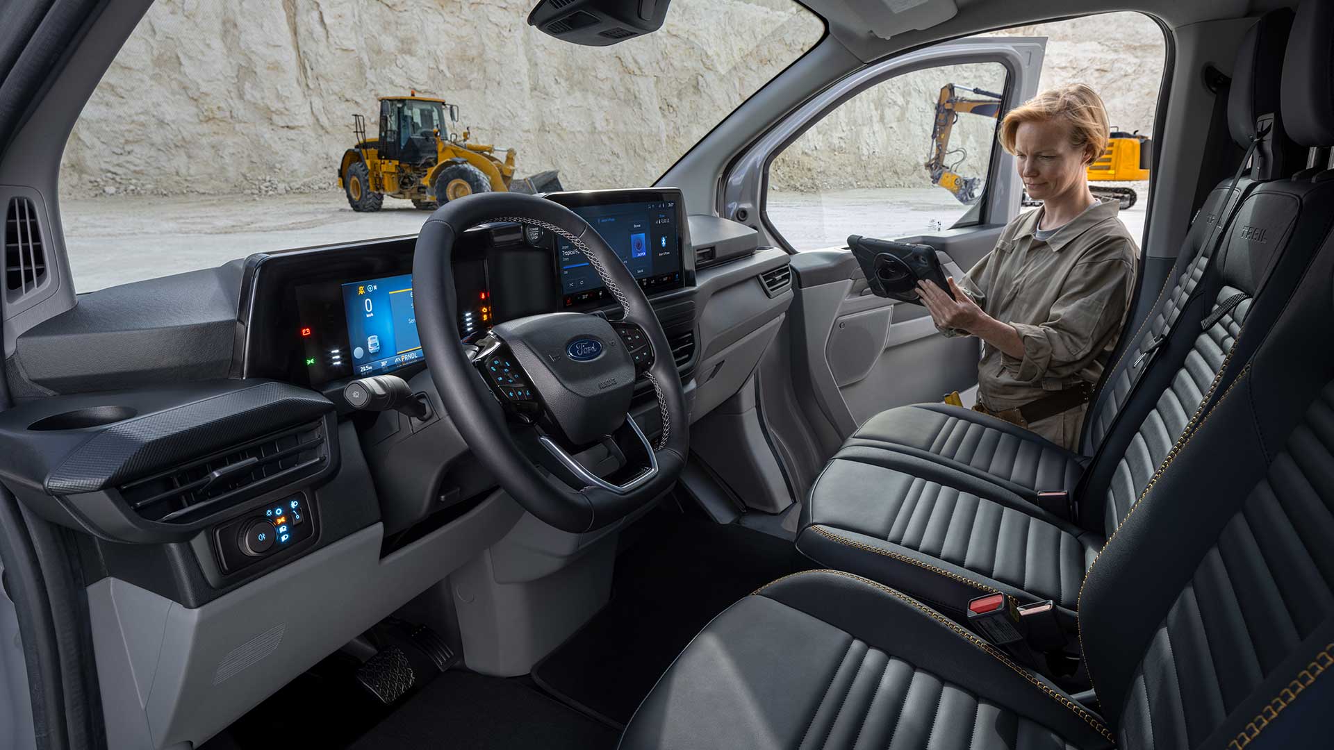 Interni di un furgone Ford Transit Custom Trail grigio.