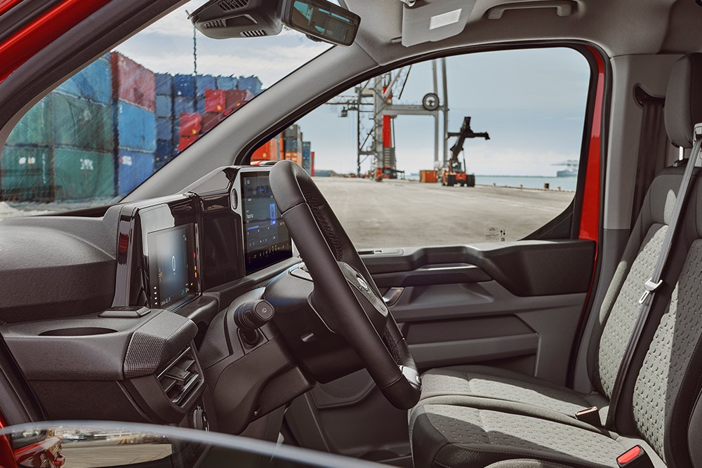 Interni di un furgone Ford Transit Custom rosso.