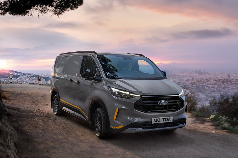 Furgone Ford Transit Custom Trail grigio con dettagli gialli.