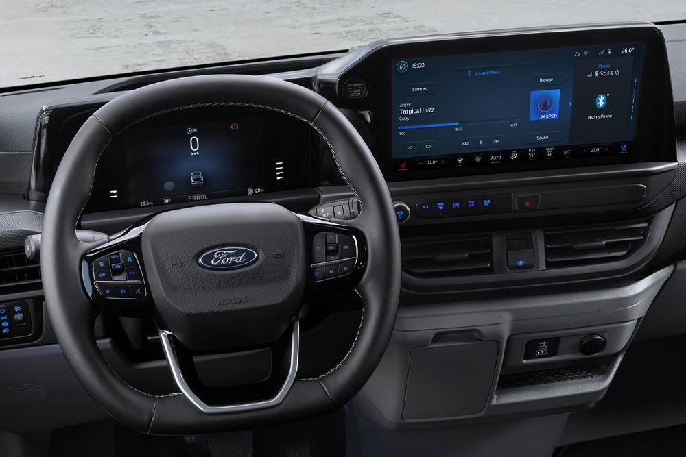 Vista sugli interni di un Ford Tourneo Custom con dashboard e volante.