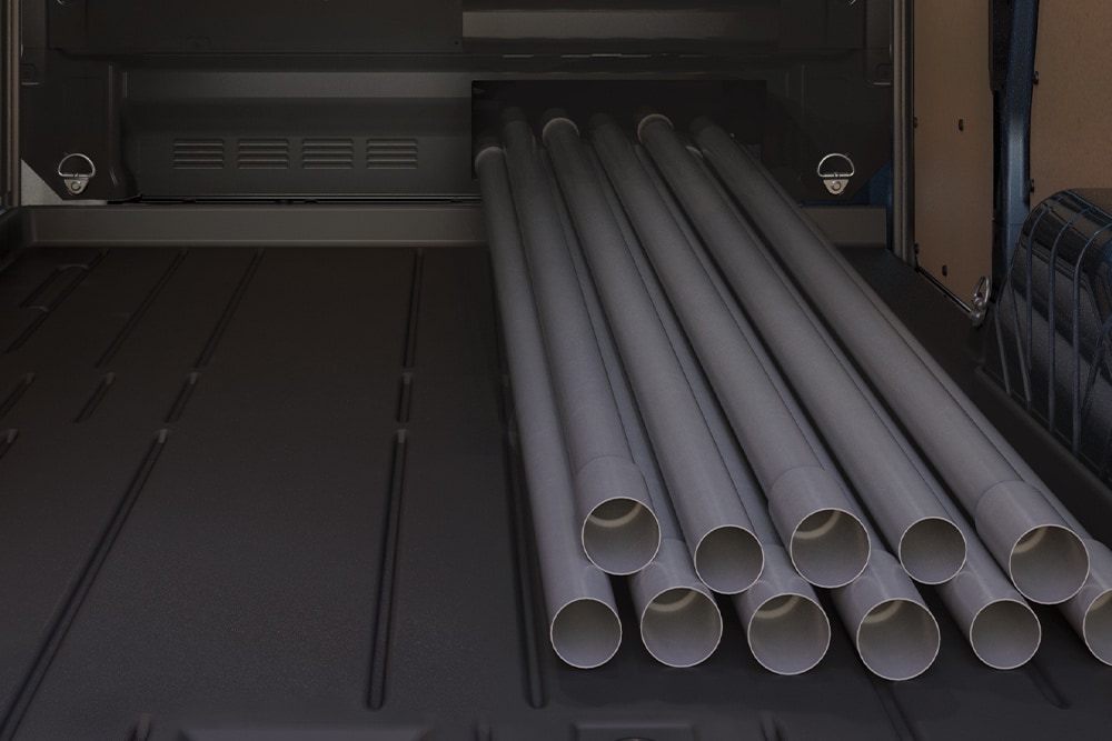 Alcuni tubi vengono caricati all'interno di un furgone Ford Transit Custom.