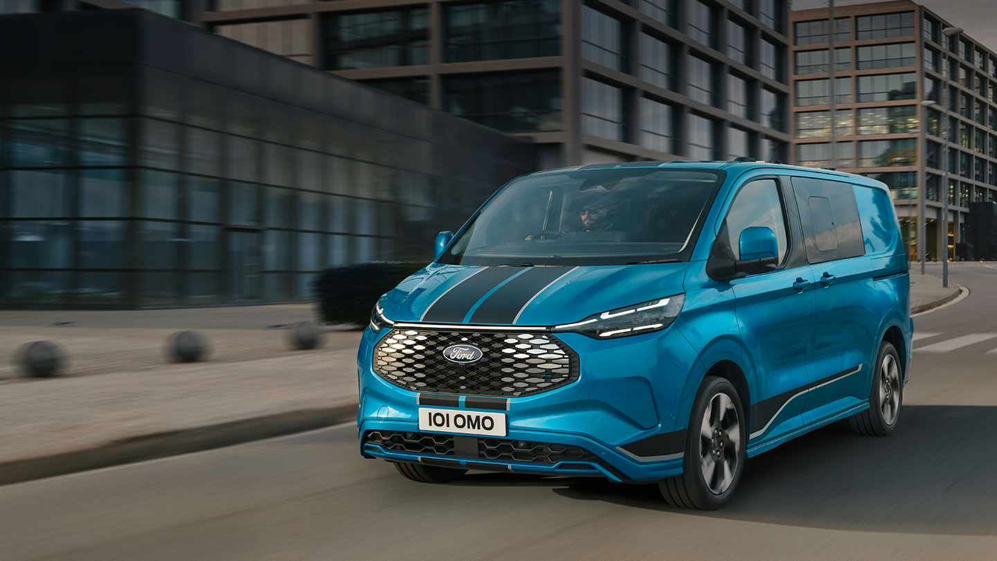 Un furgone a doppia cabina Ford E-Transit Custom Sport blu.
