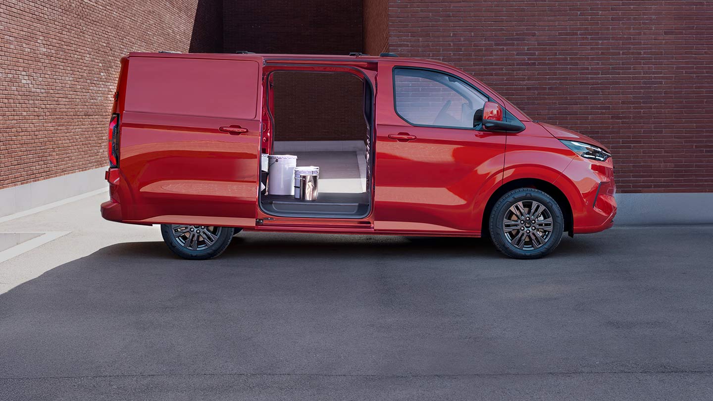 Un furgone Ford Transit Custom rosso con portiere aperte e vista sugli interni.