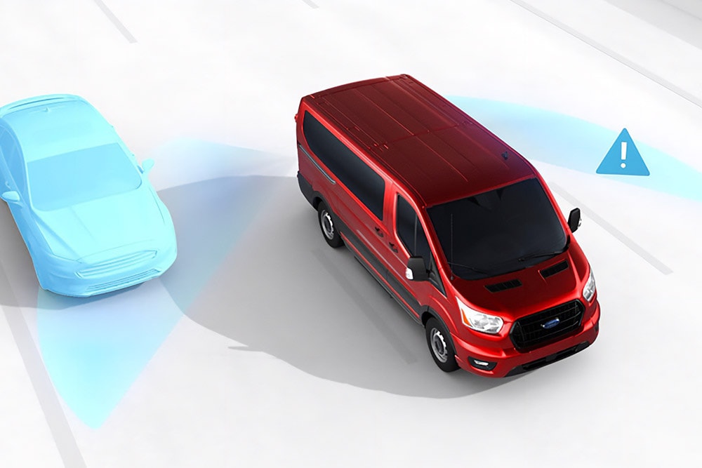 Vista dall'alto di un furgone Ford Transit versione rossa con le spie di sicurezza.