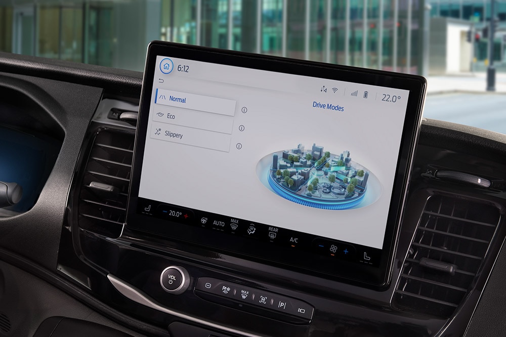 Cruscotto di un furgone elettrico Ford E-Transit con le modalità di guida mostrate sul touchscreen.