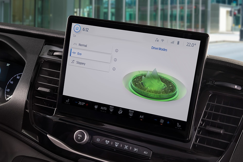 Cruscotto di un furgone elettrico Ford E-Transit con le modalità di guida mostrate sul touchscreen.
