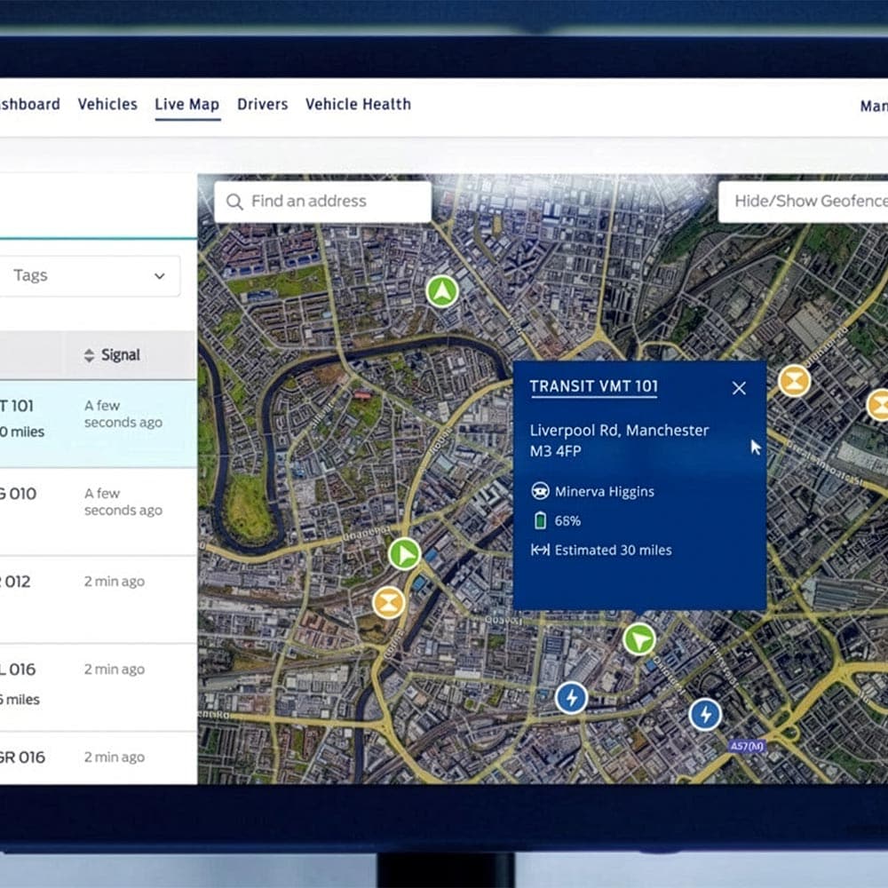 Un touchscreen che mostra il software Ford Pro Telematics e una mappa delle posizioni dei veicoli.