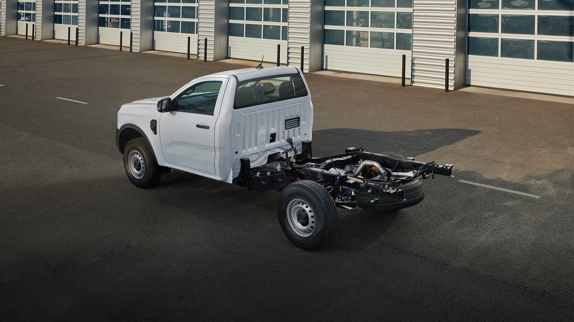 Vista laterale di un Ford Ranger Chassis Cab bianco che mostra il telaio e i componenti esposti.