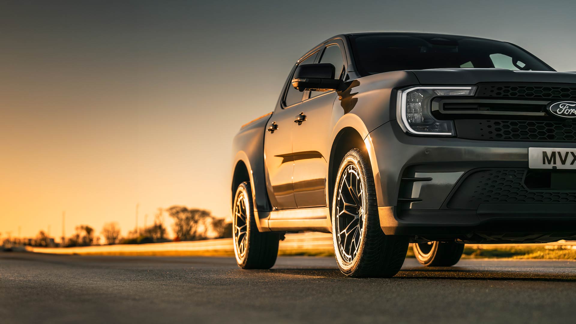 Un Ford Ranger MS-RT percorre una pista al crepuscolo.