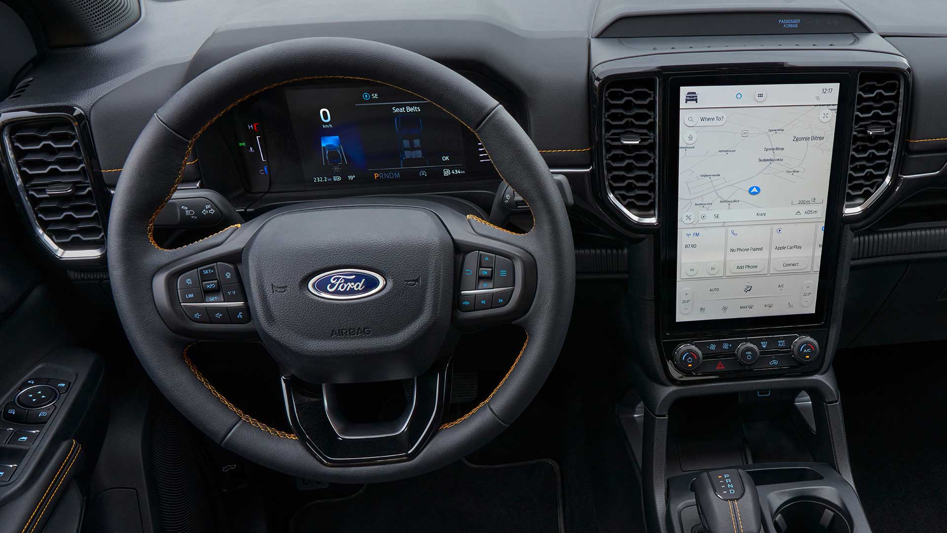 Vista sugli interni del Ford Ranger con volante e touchscreen centrale SYNC™ 4 da 12 pollici.