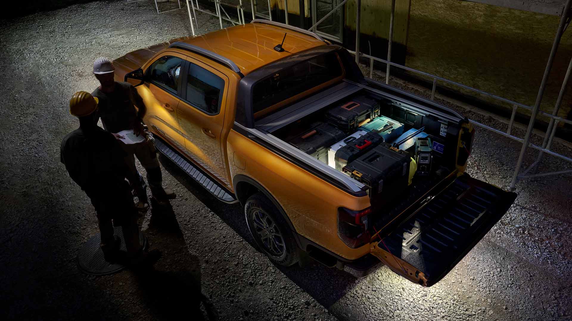 Vista dall'alto del Ford Ranger Wildtrak giallo di notte che mostra l'illuminazione Zone Lighting.
