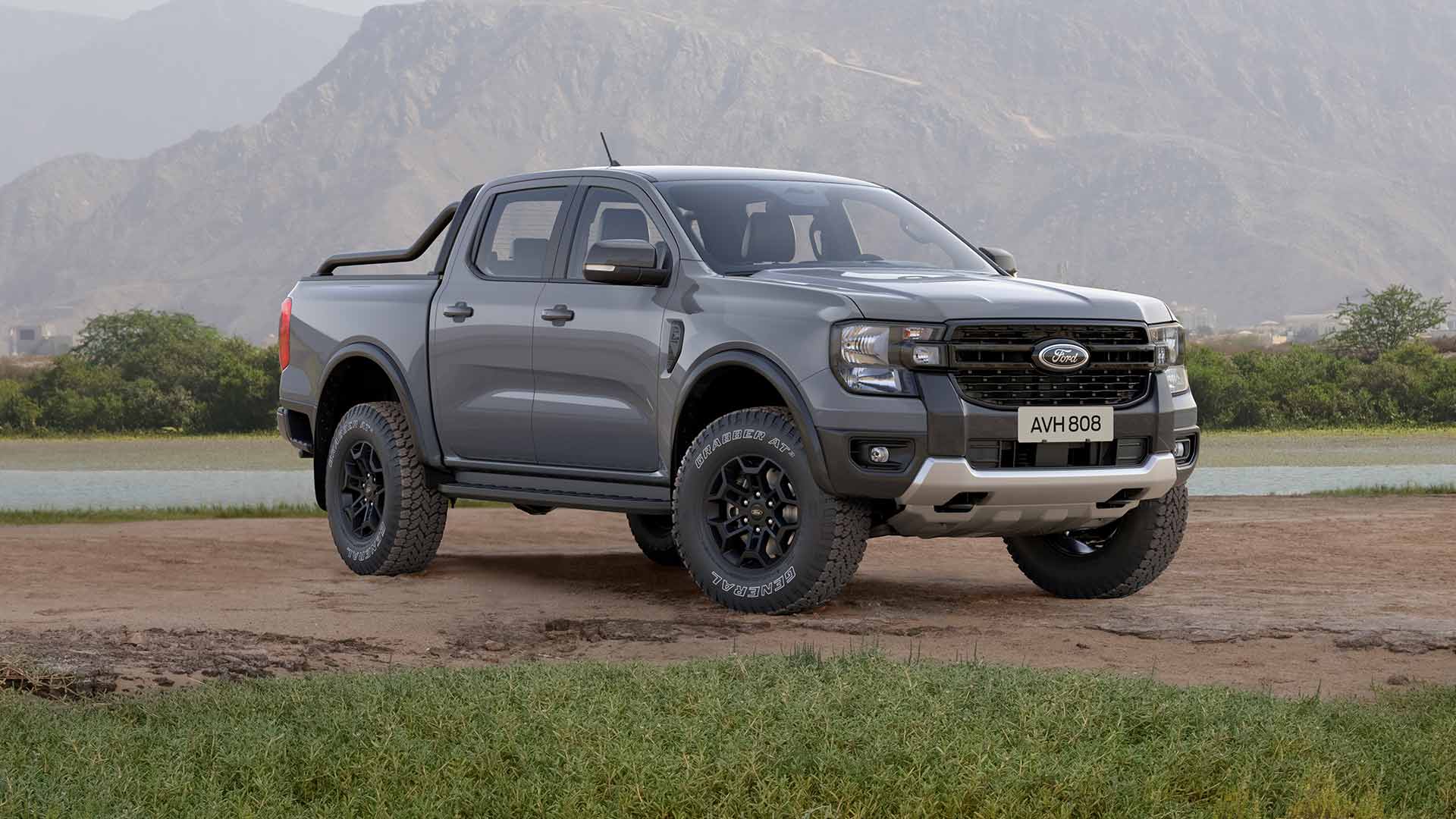 Un Ford Ranger Doppia Cabina grigio percorre una pista sterrata.