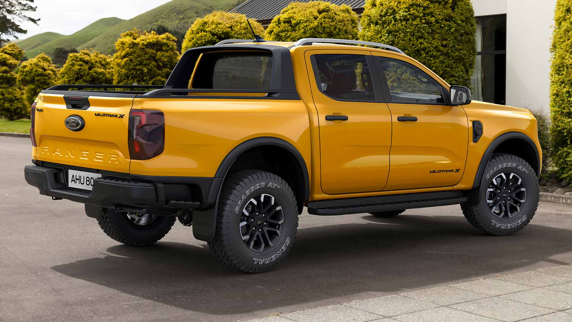 Ford Ranger Doppia Cabina giallo parcheggiato su un vialetto asfaltato.
