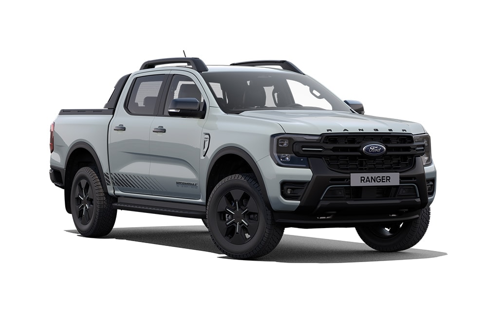 Vista frontale a tre quarti di un Ford Ranger PHEV Stormtrak grigio su sfondo bianco.