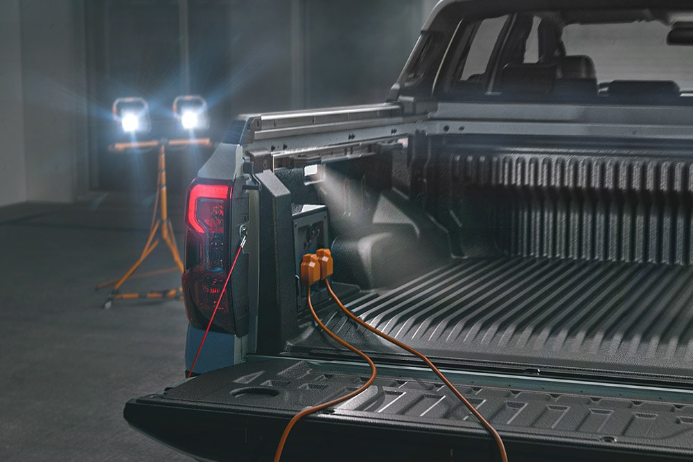 Primo piano del pianale del Ford Ranger PHEV che alimenta gli utensili e l'illuminazione con Pro Power OnBoard