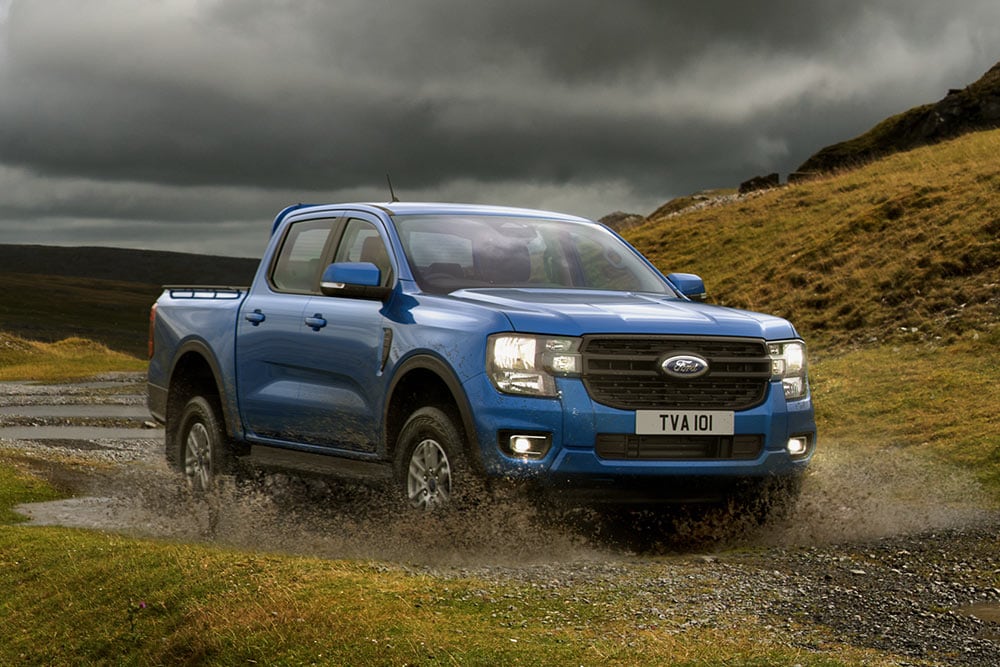 Un Ford Ranger blu attraversa un paesaggio impervio.