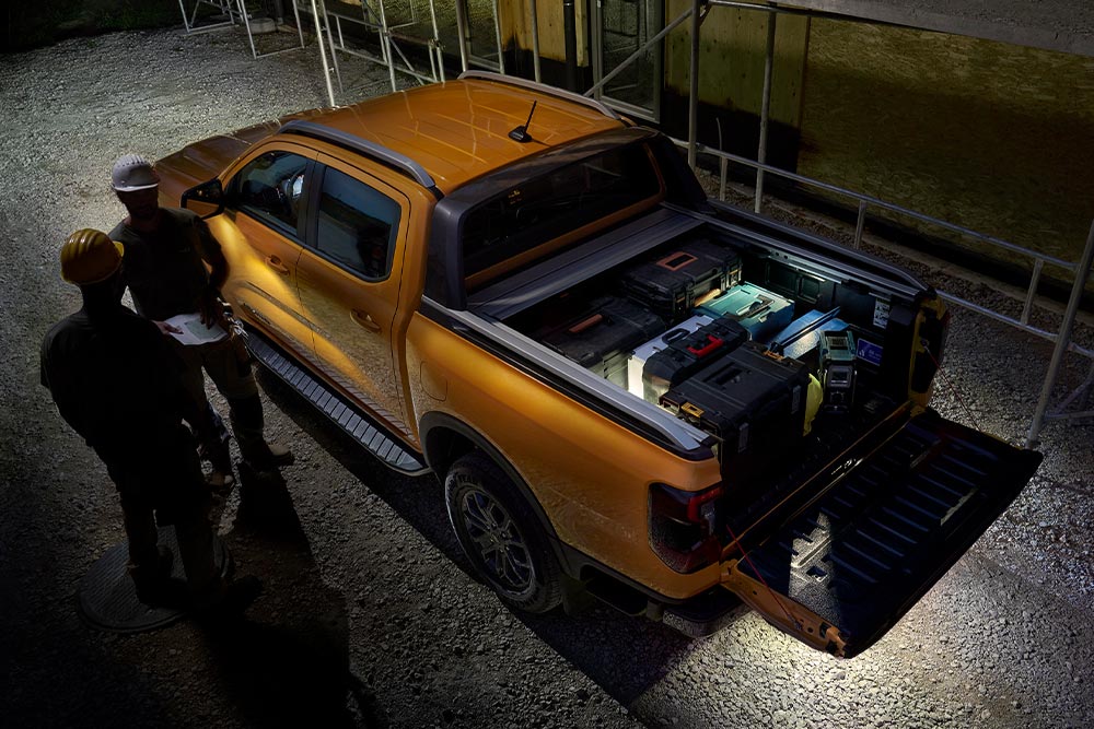 Vista dall'alto del Ford Ranger Wildtrak giallo di notte con illuminazione esterna Zone Lighting.