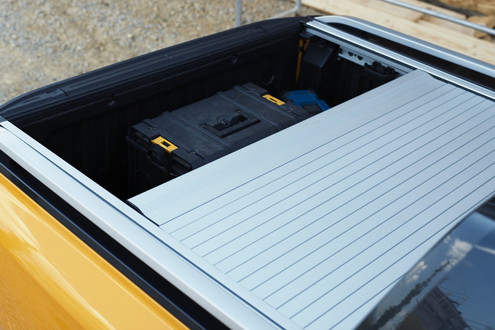 Un lavoratore sale sul gradino posteriore integrato del Ford Ranger.