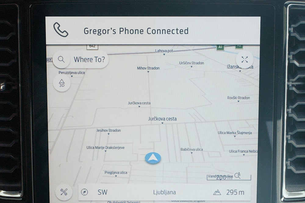 Touchscreen del Ford Ranger che mostra la mappa di navigazione connessa.