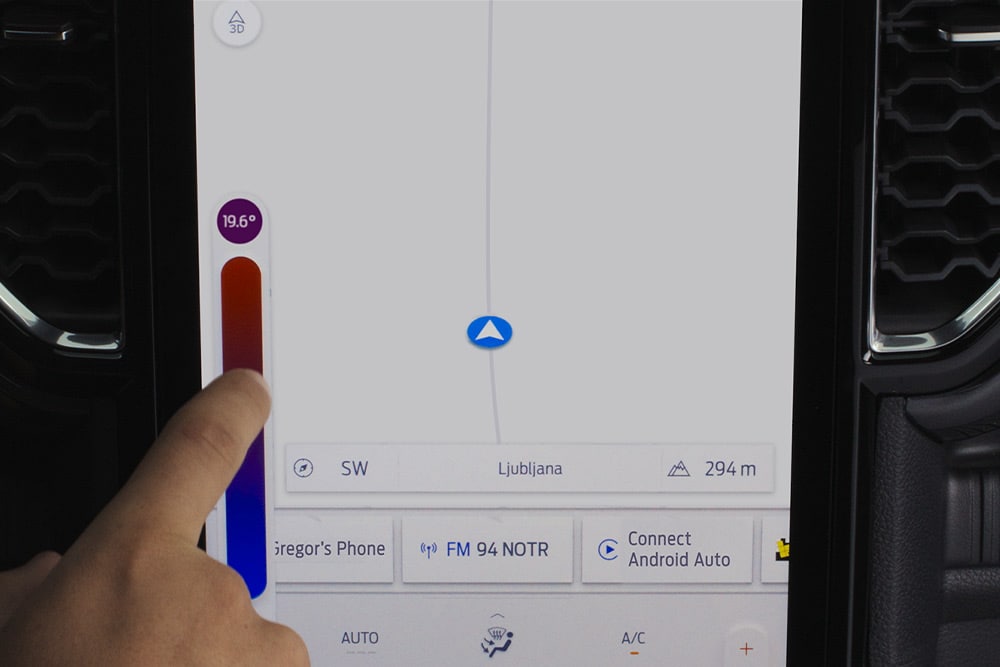 Primo piano del controllo della temperatura a doppia zona del Ford Ranger sul touchscreen SYNC™ 4 da 12 pollici.