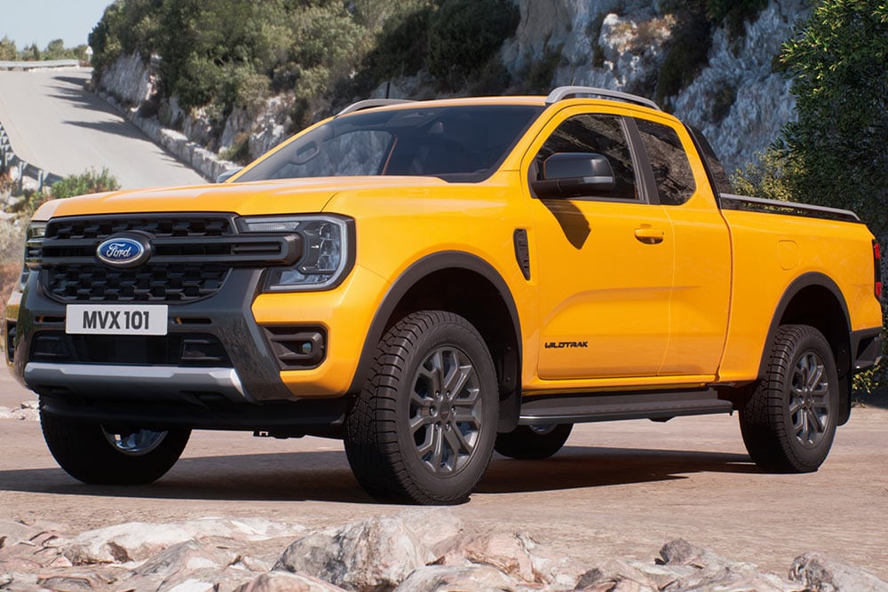 Ford Ranger Super Cab giallo su una strada panoramica e tortuosa.