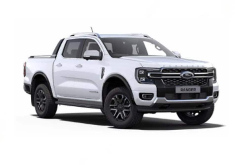 Vista frontale a tre quarti di un Ford Ranger PHEV Stormtrak grigio su sfondo bianco.