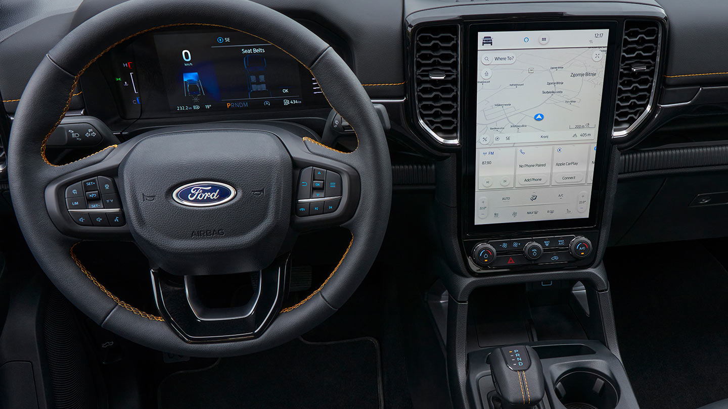 Volante, quadro strumenti digitale e schermo di infotainment del Ford Ranger.