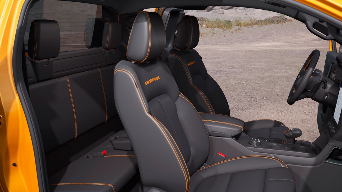 Vista laterale dell'interno dell'abitacolo di un Ford Ranger Wildtrak Super Cab.