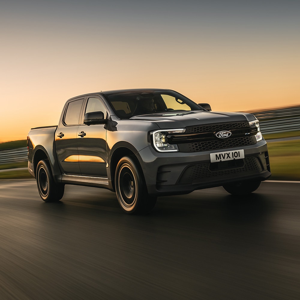 Un Ford Ranger MS-RT grigio percorre una pista al tramonto.