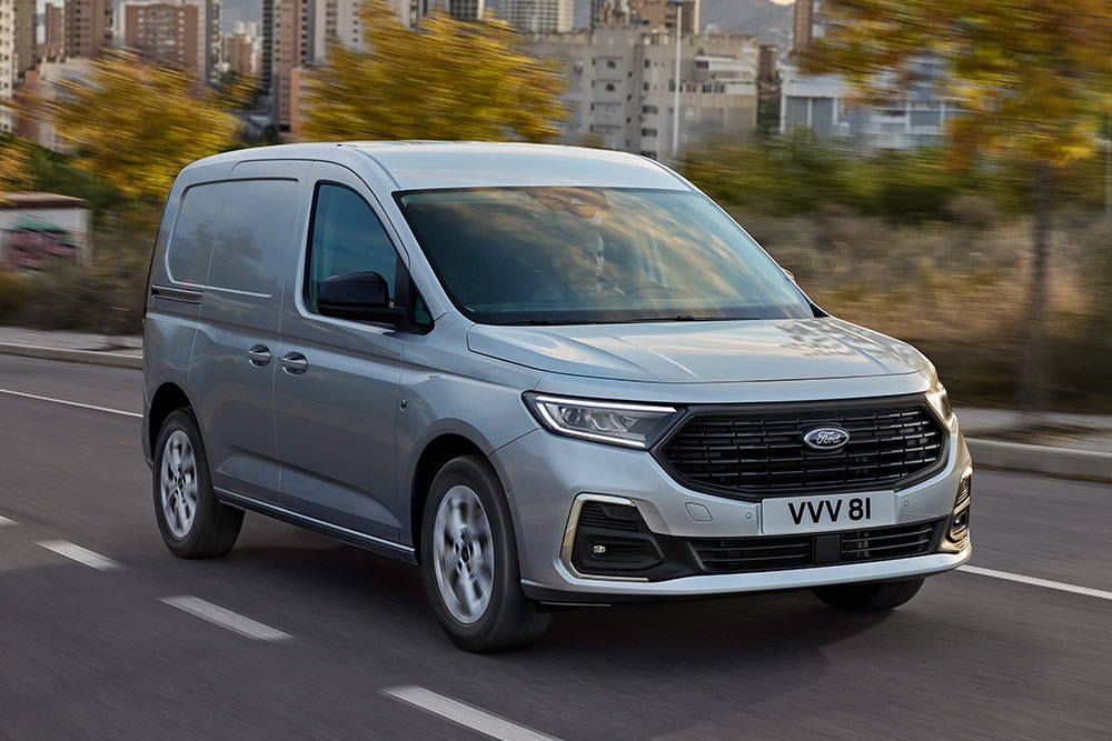 Contorni cromati dei fari antinebbia e dei fari automatici di un Ford Transit Connect in città.