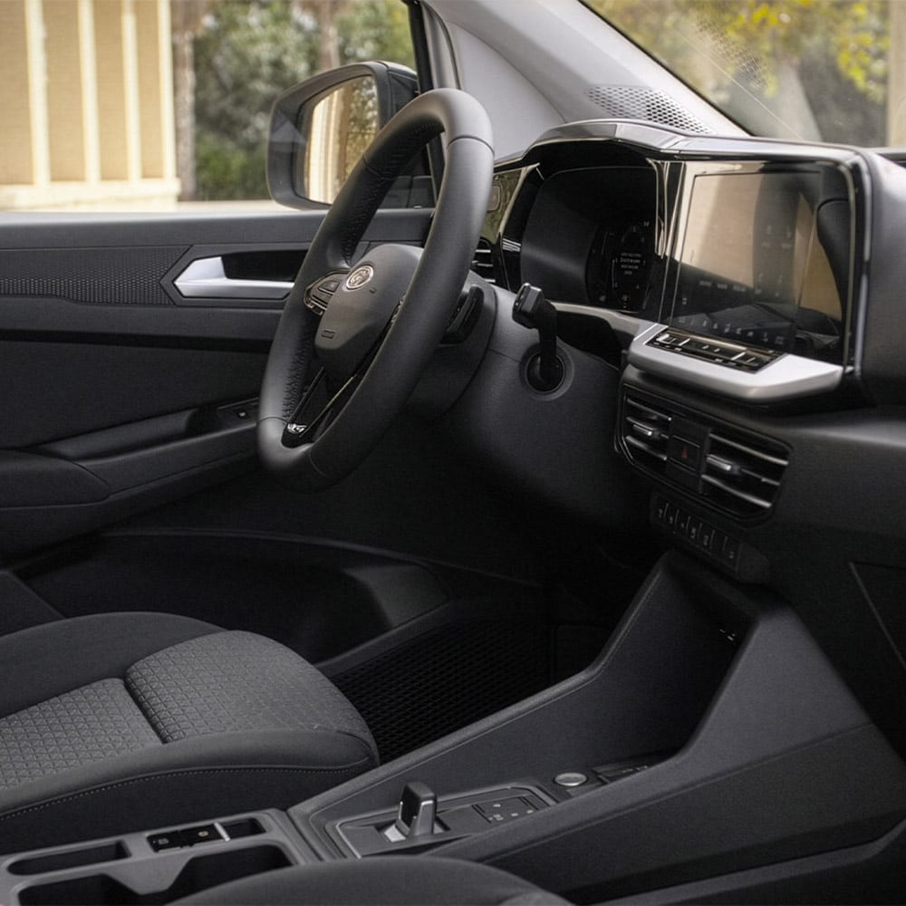 Interni di un Ford Transit Connect : posto di guida, volante, cruscotto e touchscreen da 10".