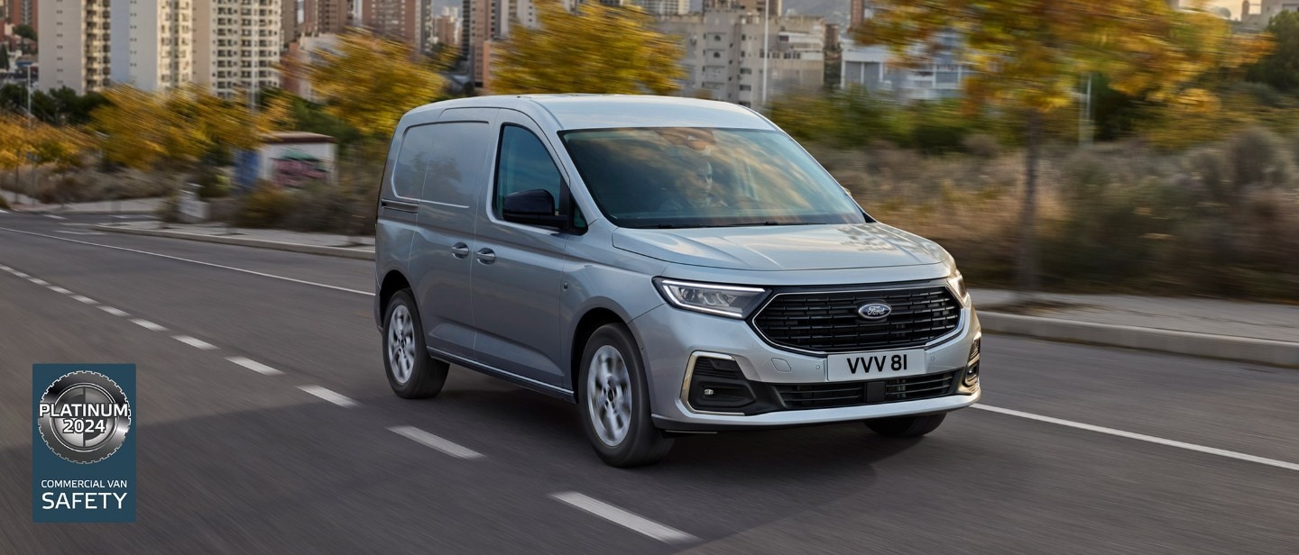 Nuovo Ford Transit Connect in Stardust Silver percorre una strada.