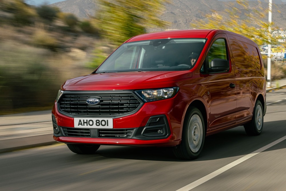 Furgone Ford Transit Connect rosso in movimento su strada.