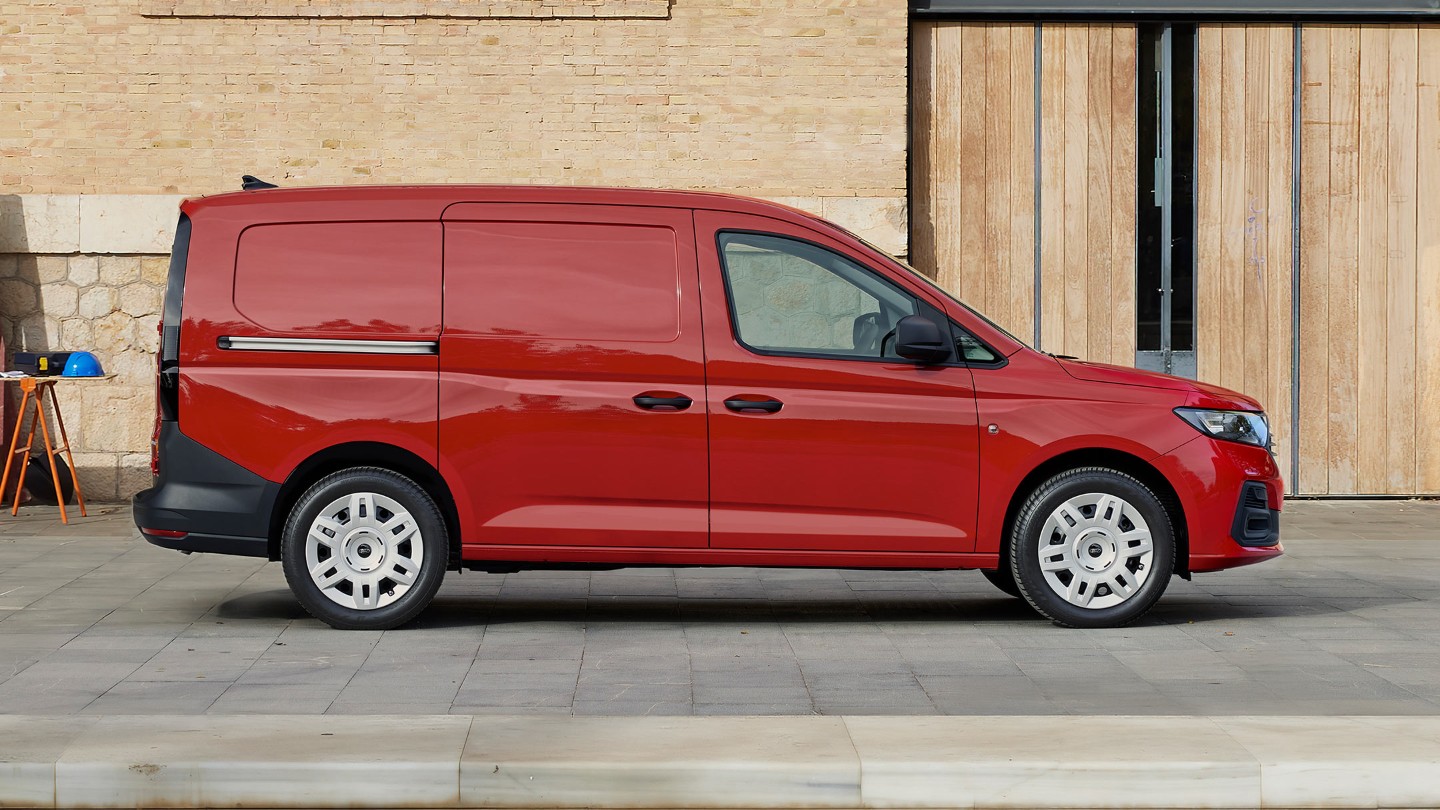 Il nuovo Ford Transit Connect in Maple Red con il portellone di carico laterale in evidenza.