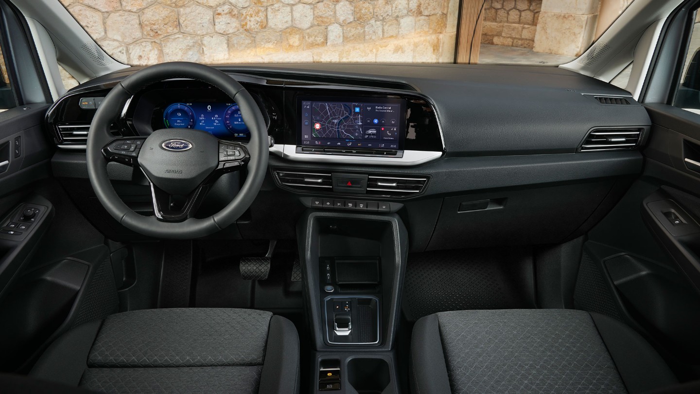 Gli interni del nuovo Ford Transit Connect con il volante, il quadro strumenti digitale e il touchscreen da 10" in evidenza. 