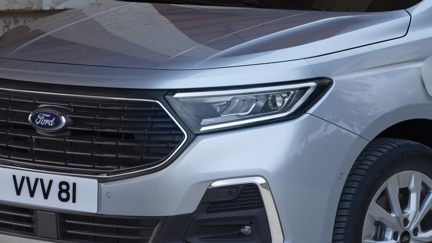 Fanale adattivo sul nuovo Ford Transit Connect in Stardust Silver.