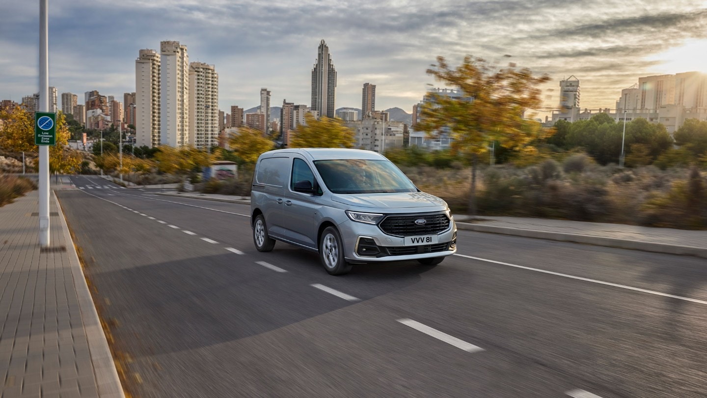 Nuovo Ford Transit Connect in Stardust Silver percorre una strada.