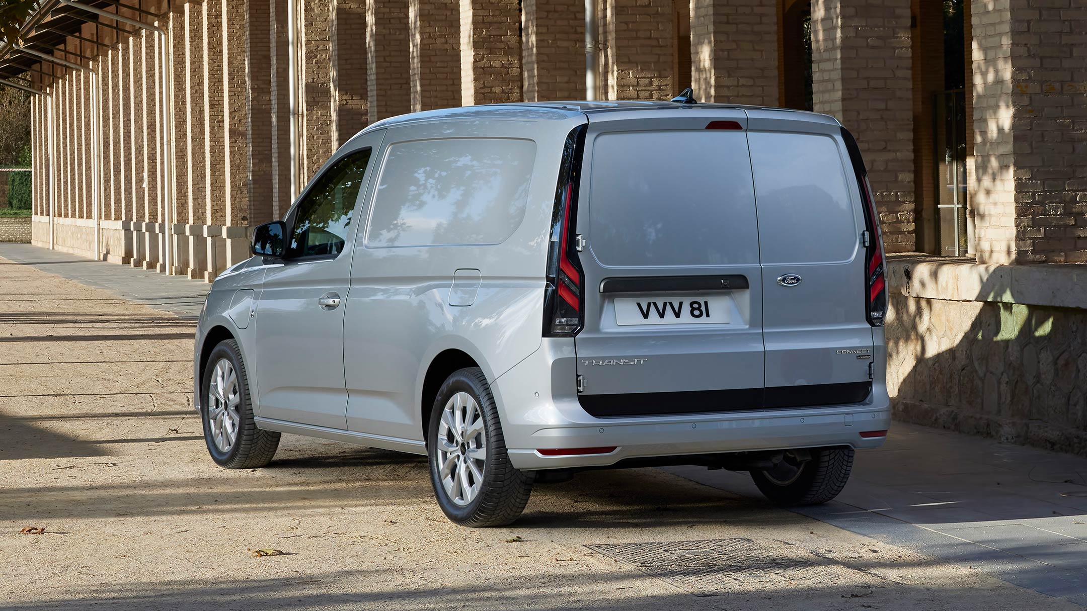 Vista posteriore del nuovo Ford Transit Connect in Stardust Silver