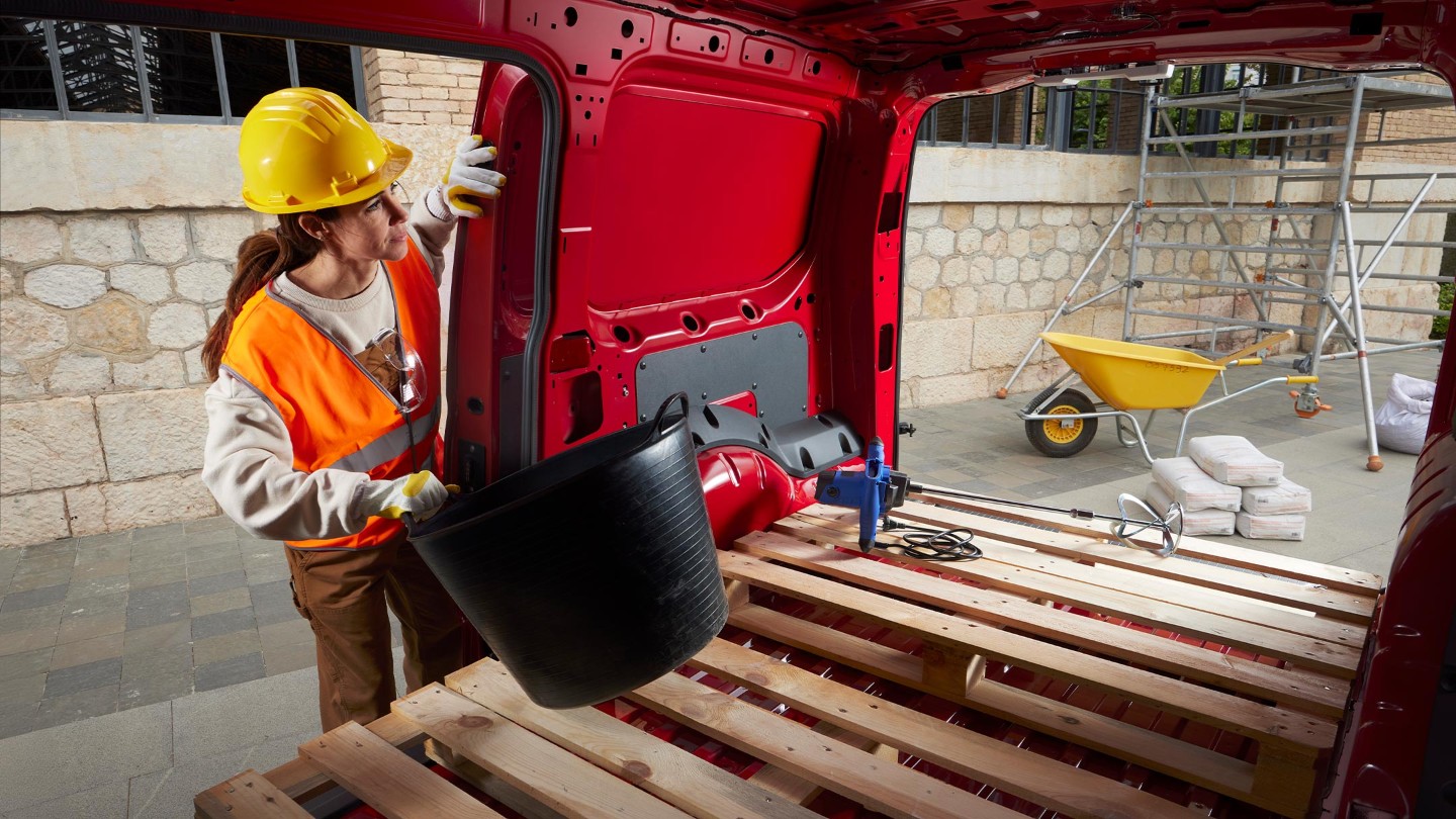 con le portiere laterali e posteriori aperte, in un cantiere.