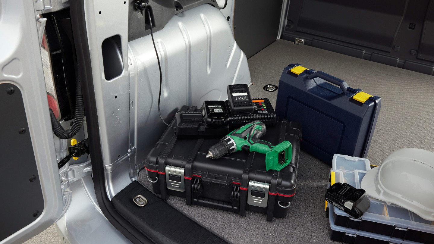 Un trapano elettrico è collegato a una presa da 12V nel vano di carico del nuovo Ford Transit Connect.