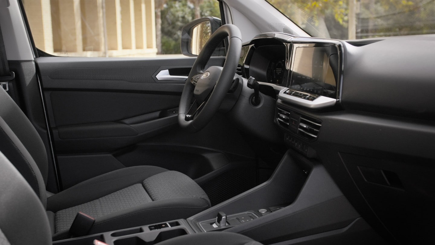 Il sedile del conducente del nuovo Ford Transit Connect con il volante e il touchscreen da 10" in evidenza.