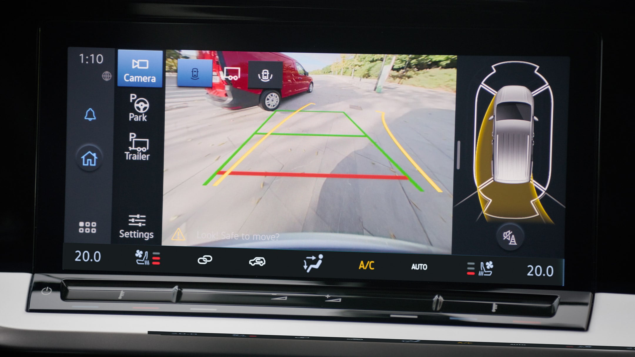 Touchscreen a colori da 10" con telecamera posteriore e la tecnologia Pro Trailer Backup Assist per la gestione del rimorchio in uso. 